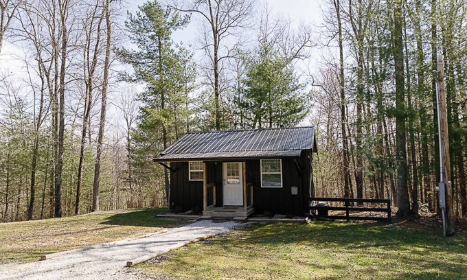 Rogers Cabina | "Stars Hollow" Cozy Mini Cabin Stay - RRG