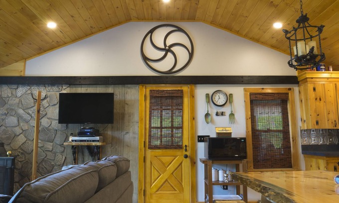 Limerick Casa | START VACATION on FRIDAY ~ Lakeside Cottage, private beach, hot tub, and more!