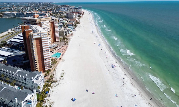 Sunset Reef Casa | Start vacationing the Florida Lifestyle way, ON THE BEACH!