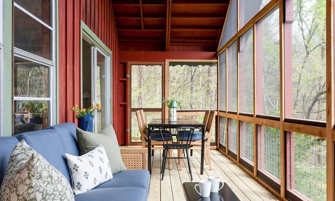 Smithville Cabina | State Parks & Lake Access! Screened Porch, MountainViews, Kayaks, LuxBeds, Games