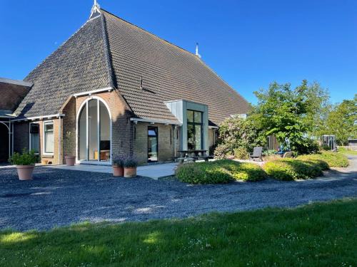 Wytgaard Casa | Statelan Logies, sfeervol en luxe ingericht vakantiehuis met 2 slaapkamers in het hart van friesland