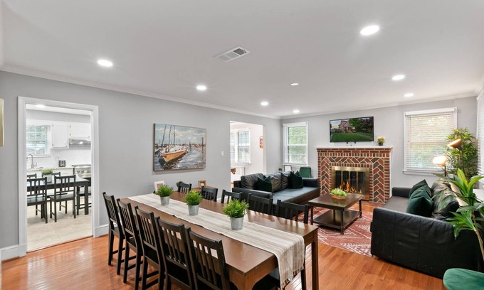 Potomac West Casa | Stately 5BR Historic Retreat - CozySuites