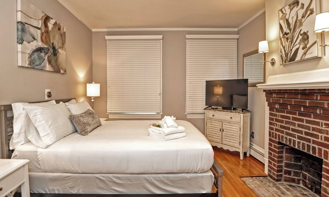 Beacon Hill Apartamento | Stately on Cedar - Luxe 2-bedroom Beacon Hill apartment with AC, WiFi near MGH