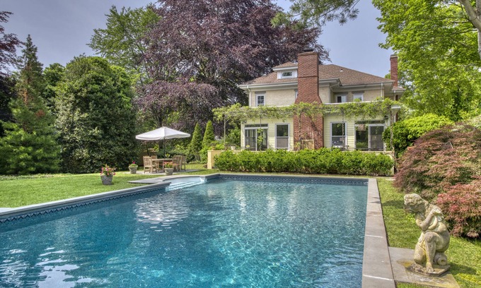 Southold Casa | STATELY, PEACEFUL & TASTEFUL WITH SPARKLING POOL