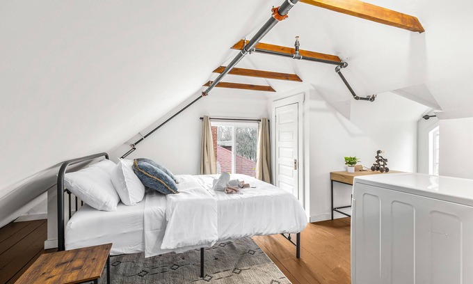 Detroit Apartamento | Stately Studio Apartment