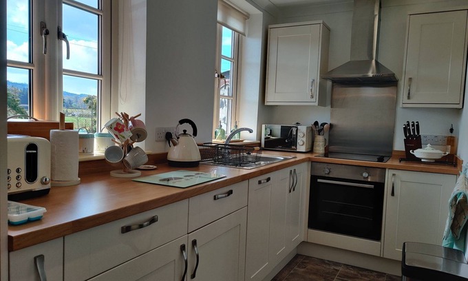 Tarrington Cabaña | STATION HOUSE 2 COTTAGES SLEEPS 10