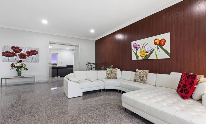 Bulla Casa | STAY 4, PAY 3 is a great reason to stay @ Loemans Lodge near Airport, Sleeps 10