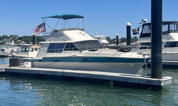 Quincy Alquiler De Eote | Stay aboard, the "Rita V", our 34 Ft Silverton Convertible Motoryacht