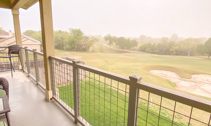 New Braunfels Condominio | Stay and Play at The Bandit Golf Course- Unit 103