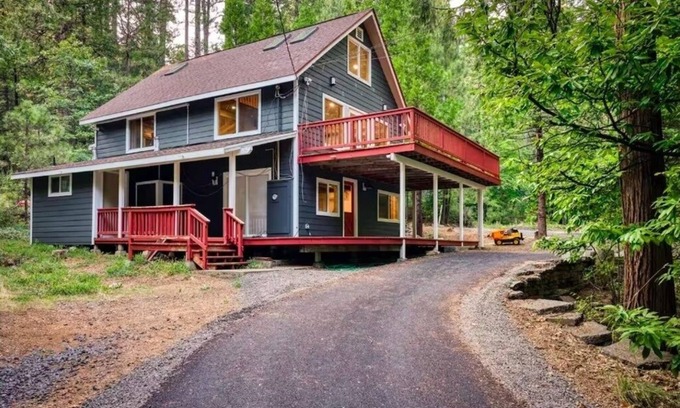Glencoe Cabina | Stay at 4K – Modern Forest Cabin w/ Deck, Firepit & EV Charging in Arnold.