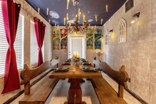 Lakeside Estates Casa | Stay at Hogwarts Harry Potter's Home, Free Parking, Pets Allowed