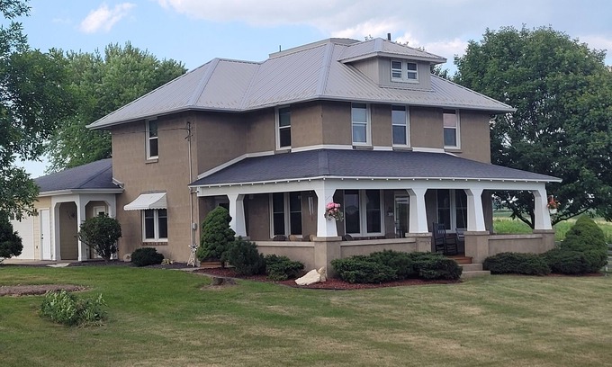 Pilot Grove Otro | Stay at our recently renovated, beautiful, rural Iowa Farmhouse