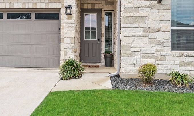 Round Rock Casa | Stay at Steph’s Farmhouse! Right next to Kalahari Resorts and Dell Diamond!