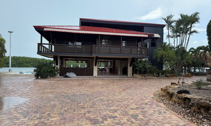 Venetian Shores Casa | Stay at the Pirate House conveniently located on Snake Creek in Venetian Shores