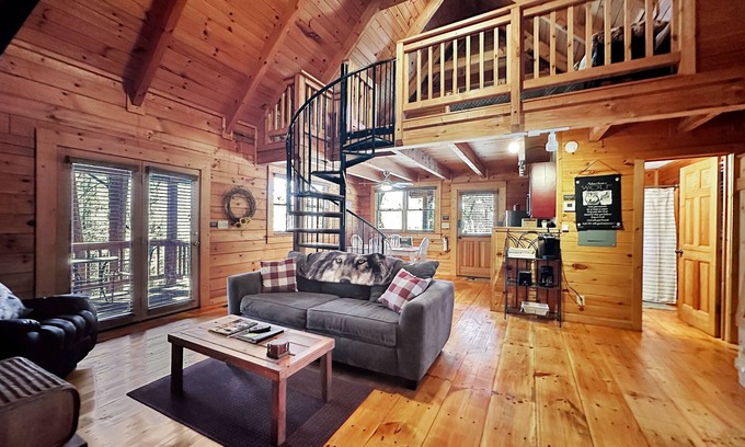 Pine Mountain Valley Cabina | The Wolf Cabin- Right End