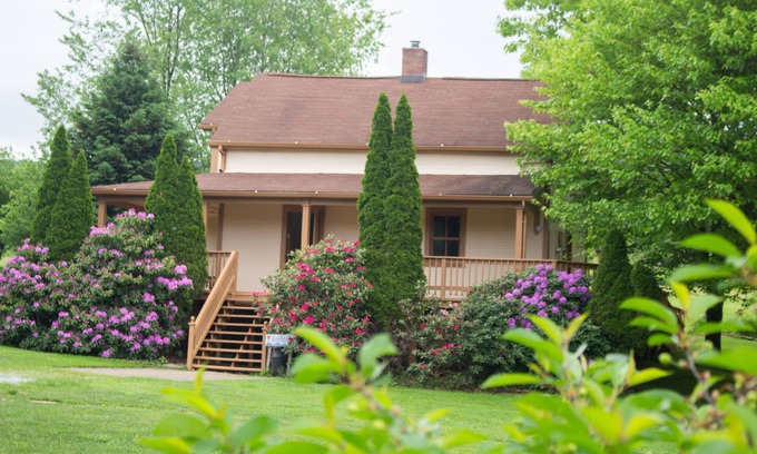 Champion Otro | Estancia en este granja histórica en SanaView Granjas en las Montañas del laurel!