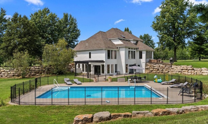 Lee's Summit Casa | Stay at Whispering Pines