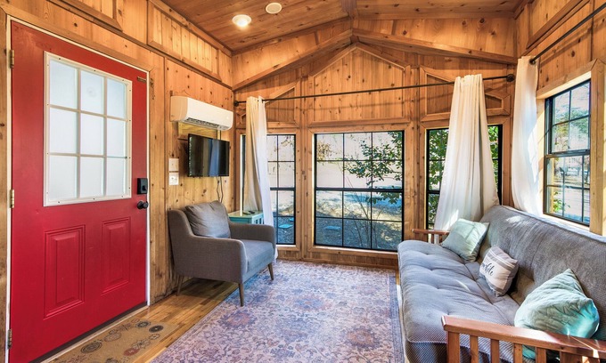 Monteagle Cabina | Stay Awhile @ Trailhead Cabins