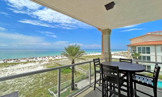 Pensacola Beach Condominio | Stay Beachfront at This Relaxing 2BR Beach Club Condo!