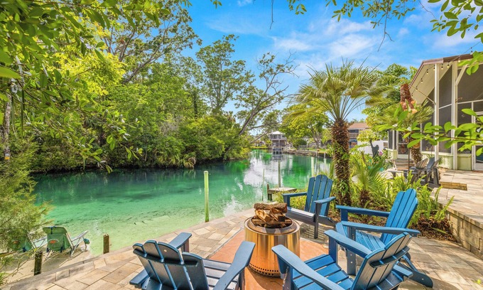 Weeki Wachee Gardens Casa | Stay directly on crystal clear waters of Weeki Wachee River with your own beach!