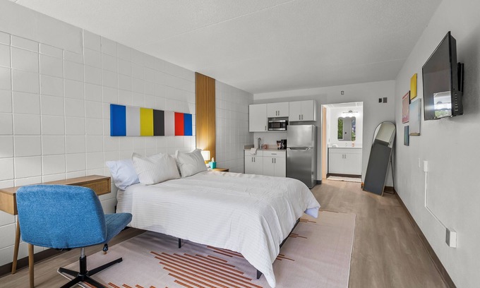 Cedar Falls Apartamento | Stay Downtown, Free Gated Parking, Renovated Studio! 523