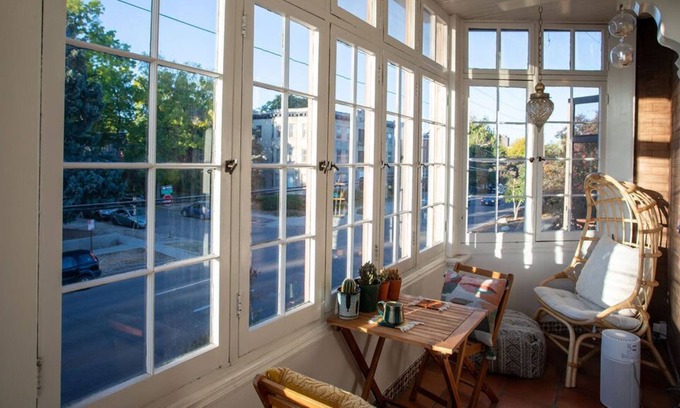 Congress Park Condominio | Stay Downtown! Historic Condo w/ sunroom!
