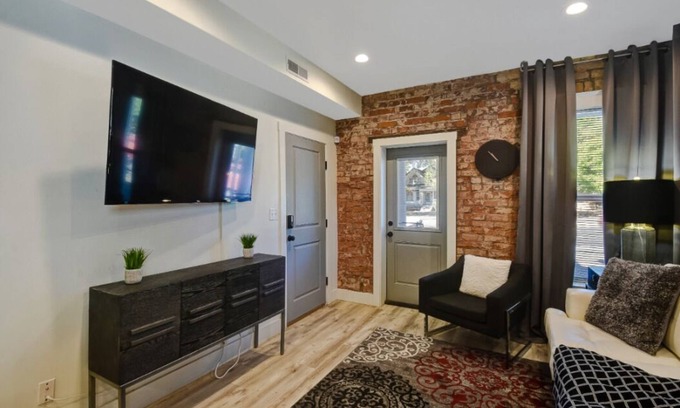 Central City Apartamento | ✨Stay Here✨5 Minutes Downtown✨Comfy Foam Beds✨W&D✨