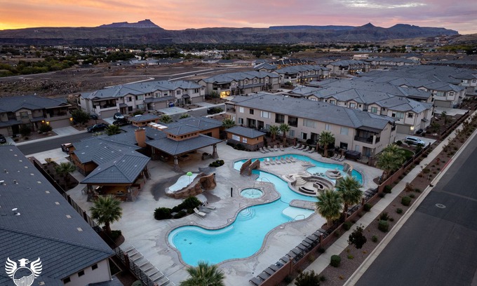 Hurricane Casa | Stay Here-Hike Zion-Swim Sand Hollow-Red Rock View-Zion Village-Private Hot Tub