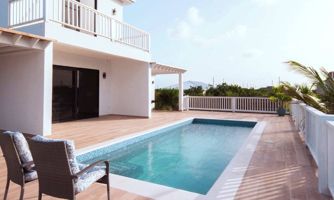 Leeward Settlement Apartamento | Stay in a Long Bay Beach Villa with a Shared Pool