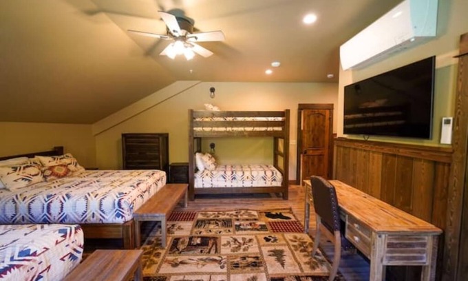 Agpar Apartamento | Stay in Glacier National Park @ Apgar Lookout Retreat, Suite 6--Private Deck!!