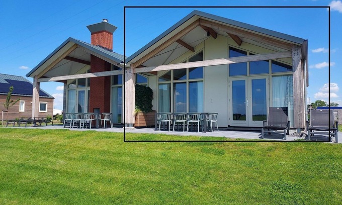 Akkrum Casa | Stay in our attached Anchor 8 bungalow with panoramic views.