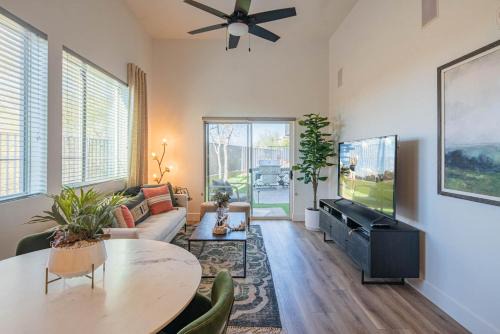 Desert View Village Apartamento | Stay in Phoenix - Minutes to Mayo & Shopping - Pool - Parking - S134