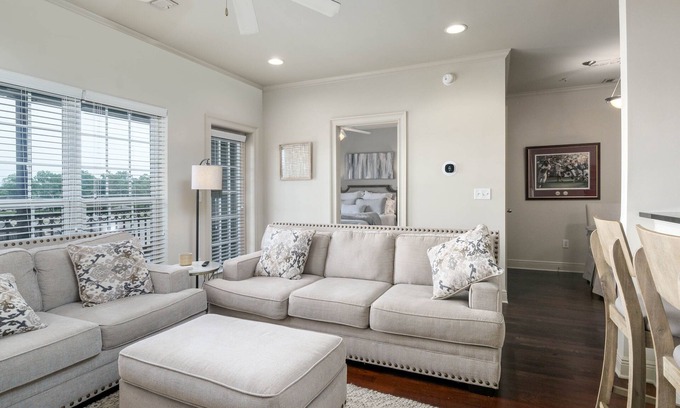 Tuscaloosa Condominio | Stay in Style: Fabulous 2 Bedroom Condo Minutes from Campus with Covered Porch, Pool, and Gym!