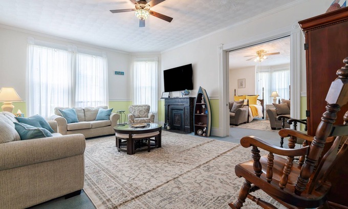 Gypsum Apartamento | Stay in Style! Family Getaway by the Erie Shores