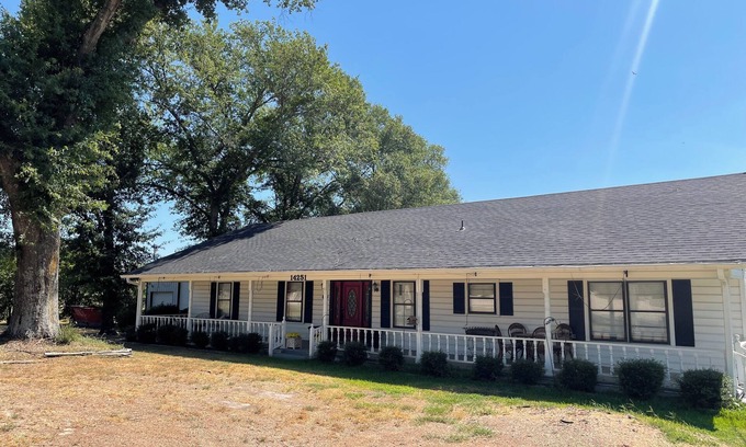 Whitehouse Casa | Stay in this beautiful country home!