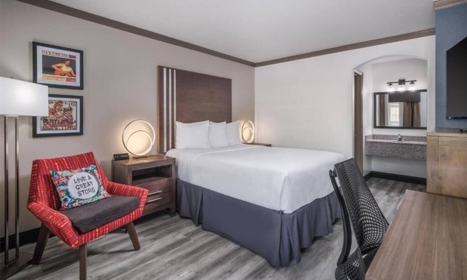 Greater South River City Hotel | Stay in Updated Elegance w/a Stylish Queen Room Near Local Hotspots