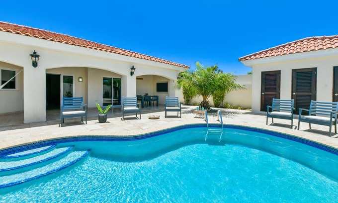 Gold Coast Casa | ¡Quédate más, vive mejor: Experimenta el retiro en villa definitivo de Aruba!