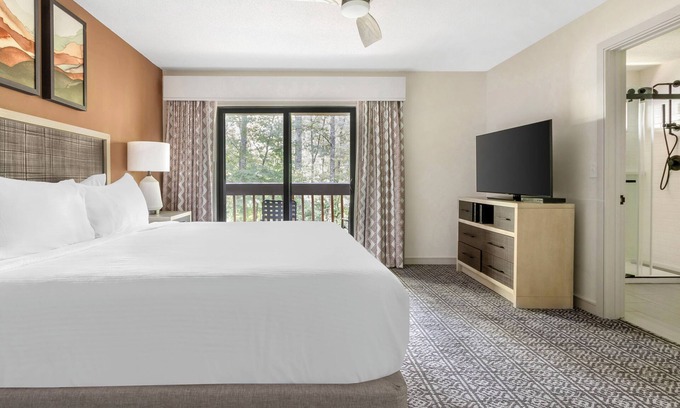 Sapphire Complejo | Stay Minutes From Panthertown Valley Trail! Pools, Business Center, Free Parking