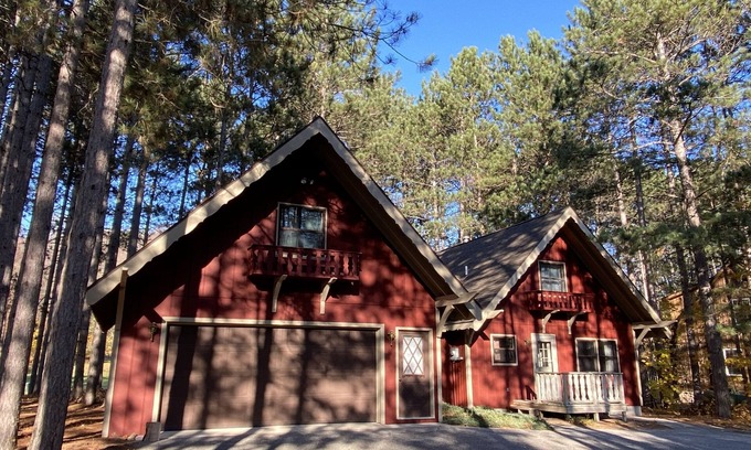 Thompsonville Chalet De Esquí | Pintoresco chalet suizo de 3 bd ubicado en el corazón de Crystal Mountain Village
