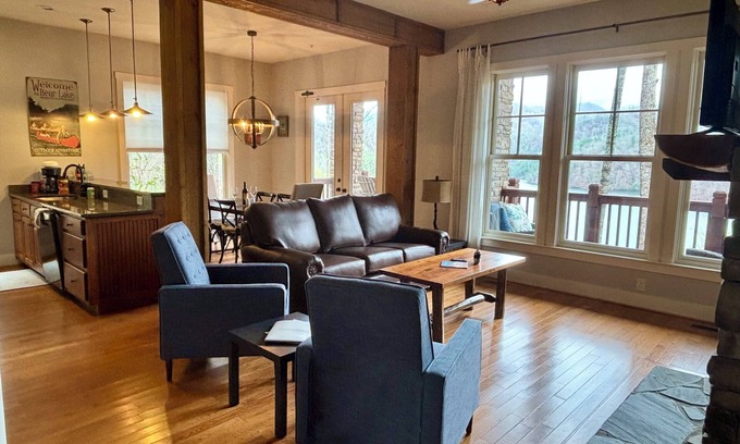 Bear Lake Reserve Condominio | Stay near the tree tops! Think fall festivals and changing leaves!