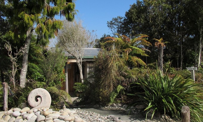 Charleston Cabina | Off grid immersed in native flora and fauna at Beaconstone Eco Stay