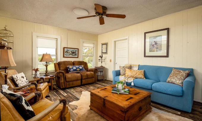 Dennis Casa | Stay on a 350-acre Cattle Ranch! Brazos River! Tubing! Petting zoo!