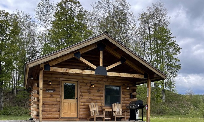 East Burke Cabina | Stay on Kingdom Trails in an efficiency one-bedroom cabin!