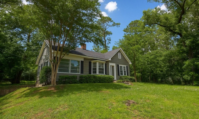 Meridian Casa | Stay on Magnolia Hill 2BR Cottage in Meridian, Mississippi with Southern Charm
