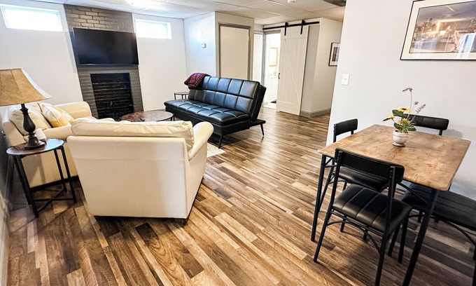Festus Apartamento | Stay on Main - Charming 2 bedroom 1.5 bath Upstairs Apartment on Main Sleeps 6