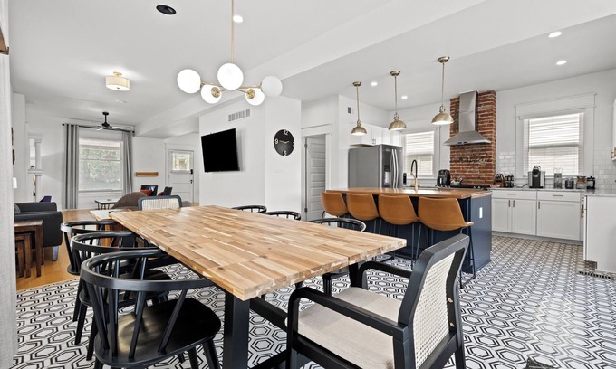 Hanover Place Casa | Stay on Main - Home Near Plaza, Westport & Downtown