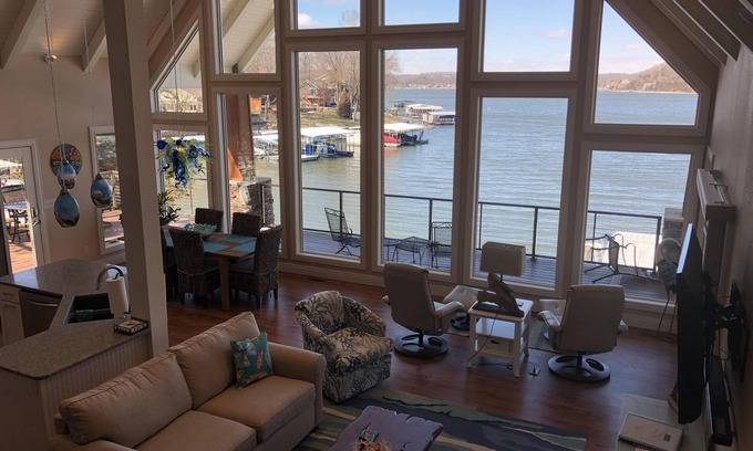 Gravois Mills Casa | ¡El otoño es un momento hermoso en los Ozarks! 4 bds / 3 ba- frente al lago + muelle-duerme 10