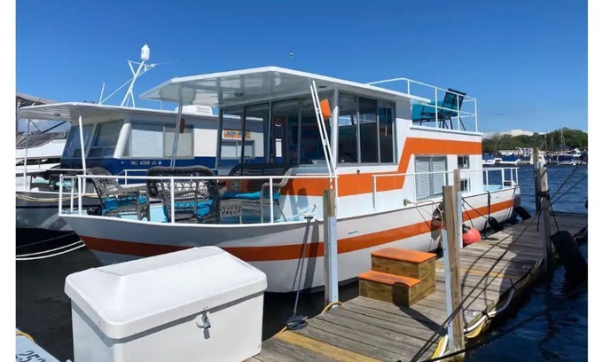 Douglas Alquiler De Eote | Stay on the water aboard Tangerine Dream!