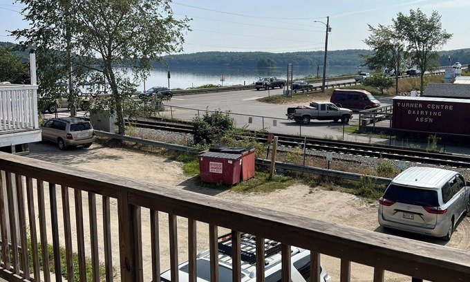 Wiscasset Condominio | Stay on the water and enjoy breathtaking views right from your own private deck!