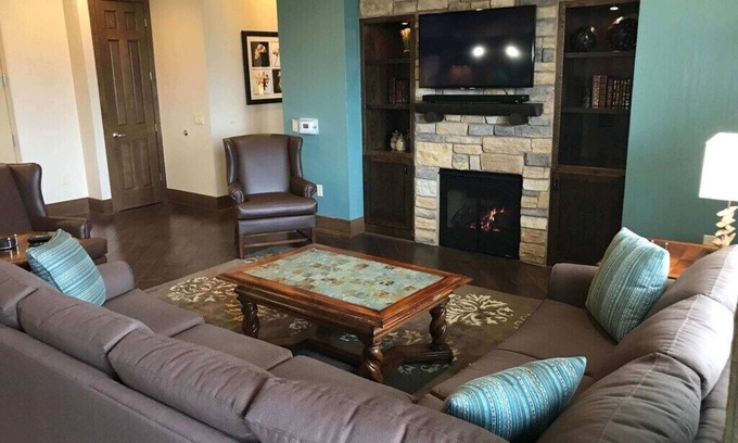 Lake Delton Complejo | Stay & Play in this 3BR 2BA Deluxe Suite that sleep 10!